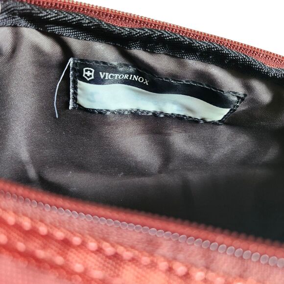 Victorinox Swiss Army Crossbody MonoSling Backpack Gym Bag Red Electronic Pocket - Picture 14 of 15